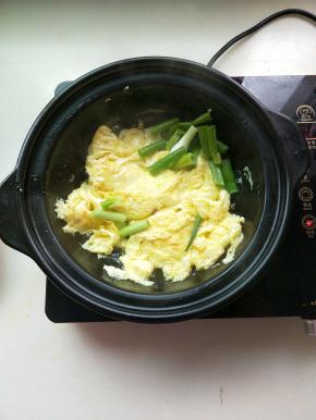 鸡蛋炒好放入葱段，