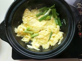 鸡蛋炒好放入葱段，