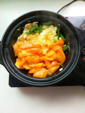 将鸡蛋用铲子炒在一边，倒入黄西红柿翻炒，两样先不要混合，