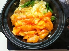将鸡蛋用铲子炒在一边，倒入黄西红柿翻炒，两样先不要混合，