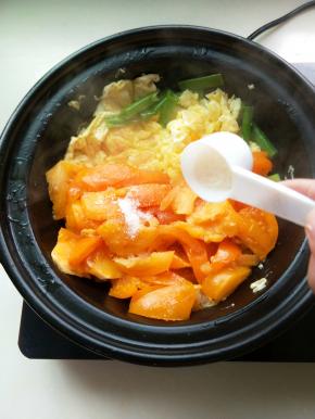 再加入糖翻炒拌匀即可。