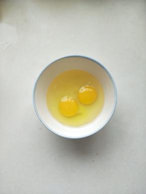 鸡蛋打散备用