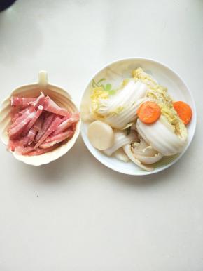 鲜肉切丝准备好酸菜，顺带捞了两片红萝卜和白萝卜