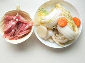 鲜肉切丝准备好酸菜，顺带捞了两片红萝卜和白萝卜