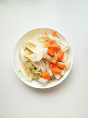 酸菜切丝，红萝卜白萝卜切片