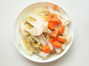 酸菜切丝，红萝卜白萝卜切片