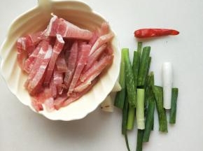 小葱，小米辣洗净