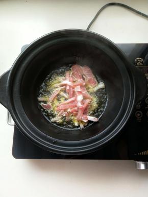 电陶炉启动煎烤键，砂锅烧热放入玉米油，油温升起放入肉丝