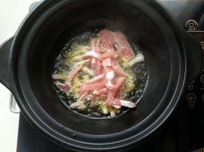 电陶炉启动煎烤键，砂锅烧热放入玉米油，油温升起放入肉丝