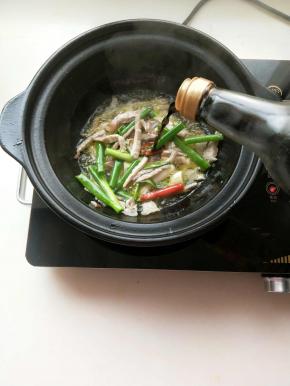 放入小葱，小米辣，在加入一勺生抽翻炒