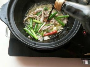 放入小葱，小米辣，在加入一勺生抽翻炒