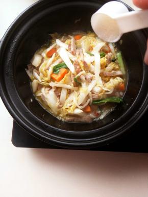 加入一勺糖，继续翻炒两三分即可！