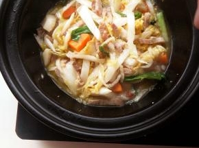 加入一勺糖，继续翻炒两三分即可！