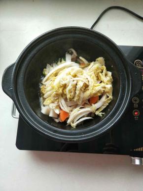 倒入切好的酸菜继续翻炒