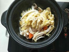 倒入切好的酸菜继续翻炒