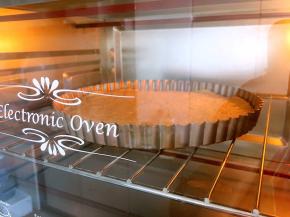 烤箱预热，把派盘放入中层180度烤制10分钟。