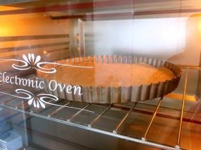 烤箱预热，把派盘放入中层180度烤制10分钟。