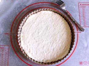 底部用叉子均匀的戳些小洞。