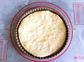 披萨饼皮已烤制八成熟。