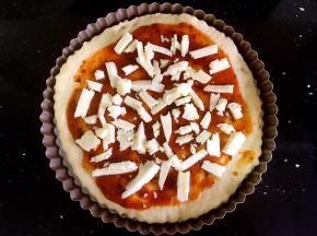 撒上少许马苏里拉奶酪碎。