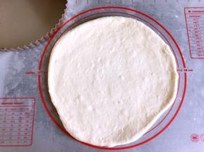 擀成学厨九寸派盘大小的面皮。