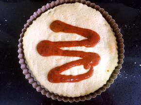 披萨饼皮上涂上适量的披萨酱。