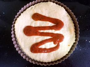 披萨饼皮上涂上适量的披萨酱。