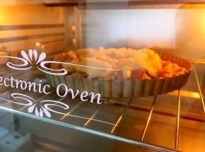 披萨盘放入烤箱180度烤制20分钟至奶酪融化。