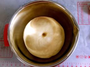 面团发酵到2倍大的样子。