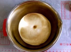 面团发酵到2倍大的样子。