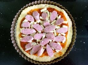 把珍妮珍馐香肠均匀码放一圈。