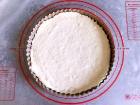 平铺在派盘中，用手轻轻压平。