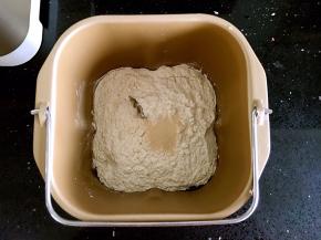 面包桶中按照顺序倒入油、水、糖、面粉、酵母。