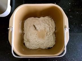 面包桶中按照顺序倒入油、水、糖、面粉、酵母。