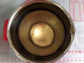 启动和面程序3次，能拉出大大的粗膜。收圆面团，常温发酵50分钟。