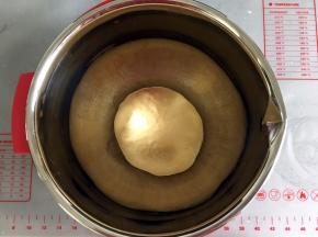 启动和面程序3次，能拉出大大的粗膜。收圆面团，常温发酵50分钟。