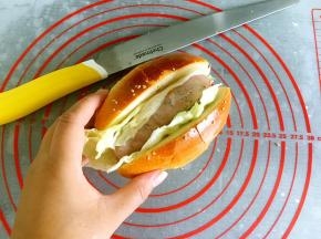 把火腿肠和生菜夹进小餐包里即可。