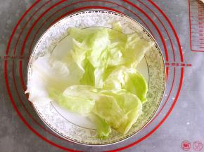 生菜洗干净沥干水份。