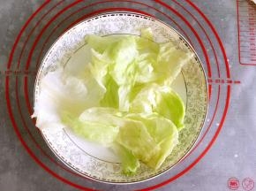 生菜洗干净沥干水份。