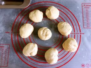 面团平均分成8份，滚圆，松弛15分钟。