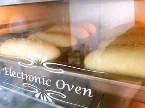 烤盘放入烤箱底部170度烤20分钟。取出模具，轻轻倒扣，热狗胚即可脱模。
