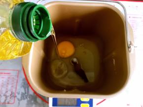 配方中面包所有材料按照先液体再粉类的顺序放入面包机里。先放入油、水、鸡蛋。