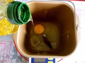 配方中面包所有材料按照先液体再粉类的顺序放入面包机里。先放入油、水、鸡蛋。