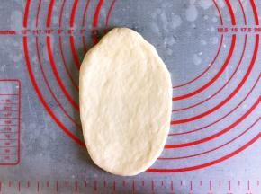 取一个面团擀成椭圆形。