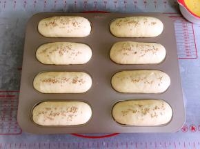 烤箱底部放碗热水，模具放入烤箱发酵30分钟左右。发酵1.5倍大取出刷一层薄薄的蛋液，撒上适量的白芝麻。同时预热烤箱170度。