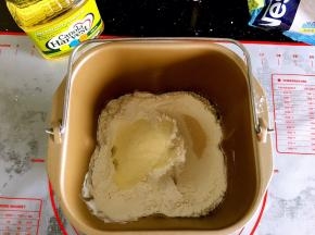 盐和糖对角位置放置。在放入高粉和奶粉，酵母放在面粉上。