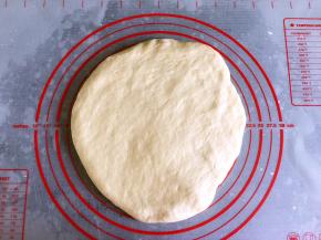 面团轻压排出内部气体。