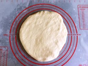 面团轻压排出内部气体。