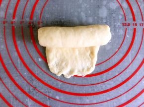 面皮从上往下卷起来，底边压薄，收口处捏紧朝下。