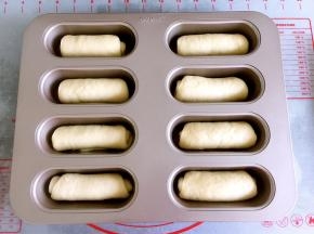 所有的面团卷好放入学厨迷你热狗模具。